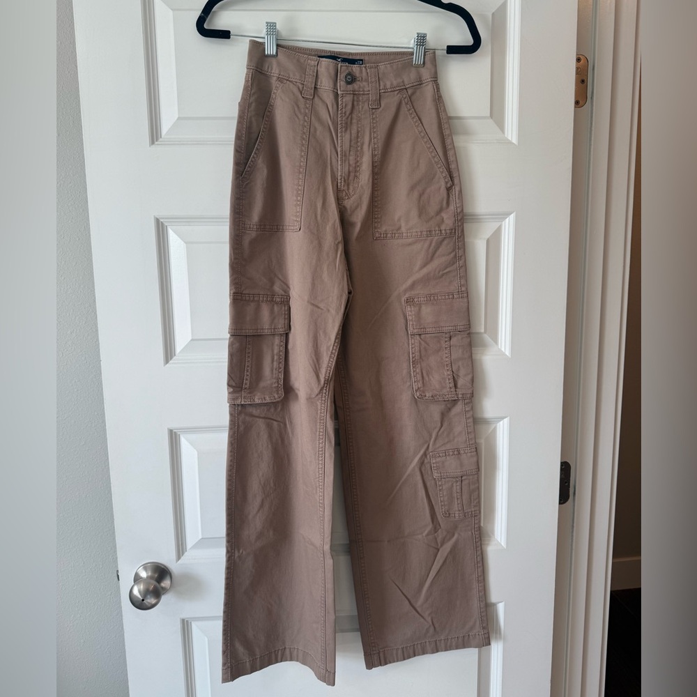 HOLLISTER | Ultra High-Rise Baggy 3-Pocket Cargo Pants Taupe | SIZE 23 - Picture 2 of 4